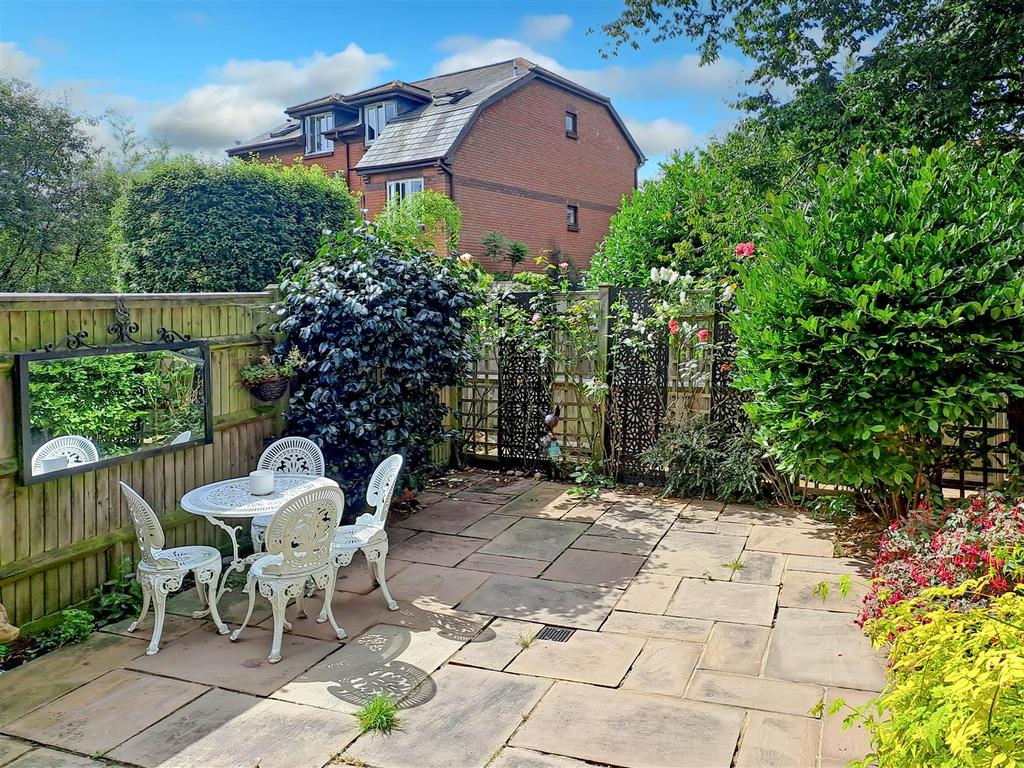 Courtyard Style Rear Garden