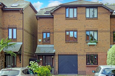 3 bedroom end of terrace house for sale, Penfolds Place, Arundel BN18