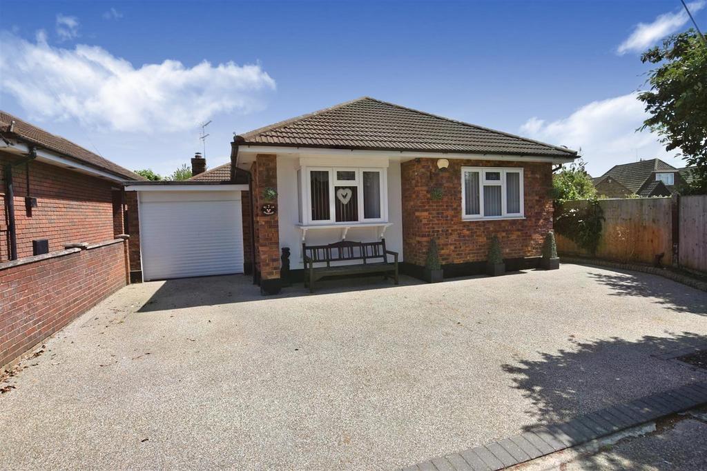 Grasmere Road, Canvey Island SS8 3 bed detached bungalow for sale £