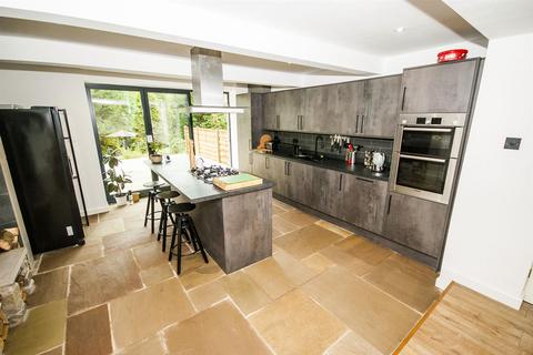 105 Bury Road, Edenfield, Bury, BL0 0EN