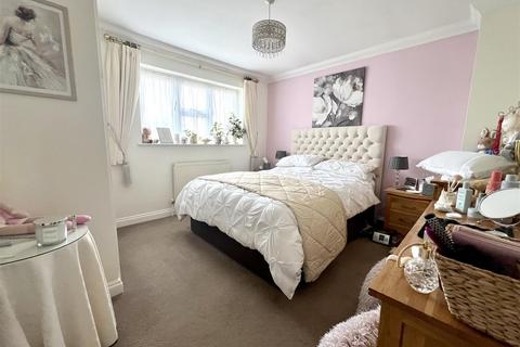 5 Bramble Tye, Harwich, CO12 5DQ