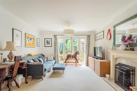 15 Bences Close, Marshfield, Chippenham, SN14 8TD