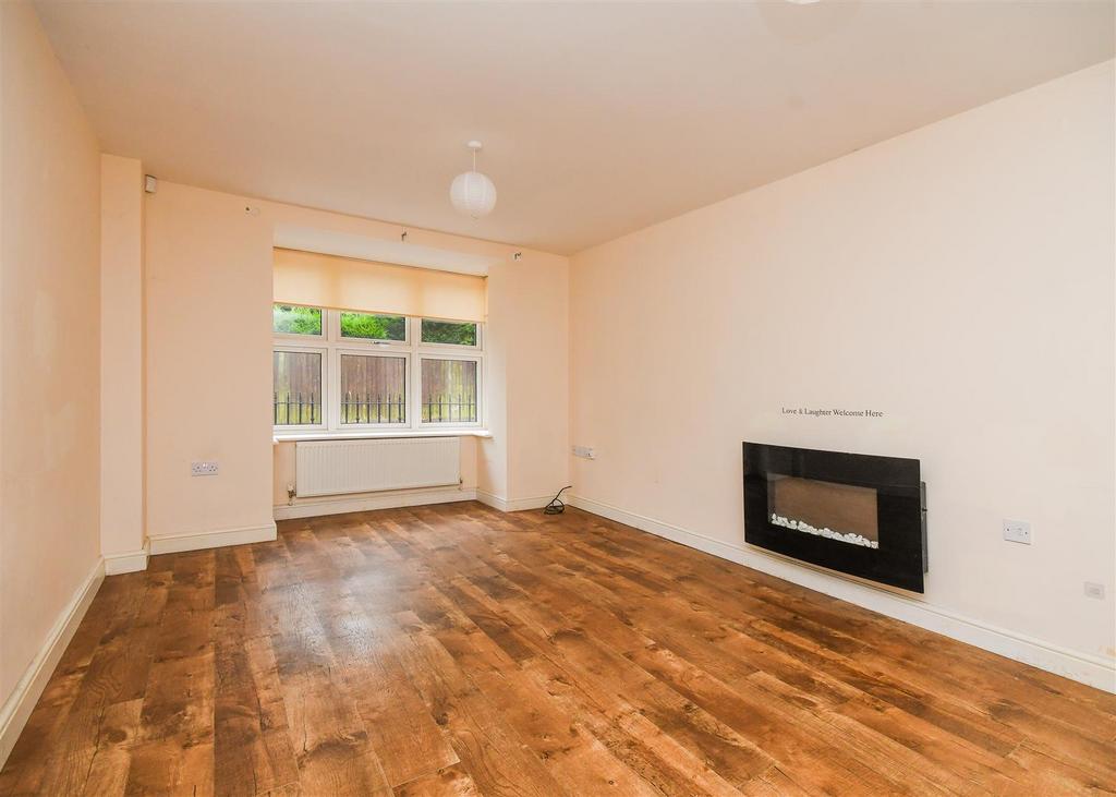 2 D Shaw Lane - Lounge.jpg
