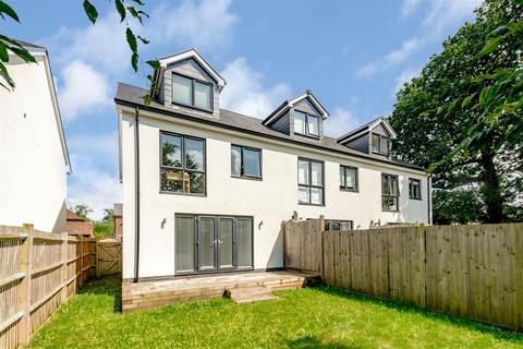 4 bedroom end of terrace house for sale, Maple Road, Redhill