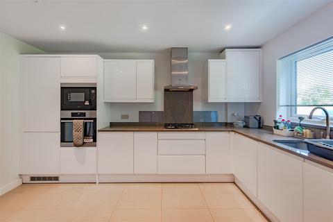 4 bedroom end of terrace house for sale, Maple Road, Redhill