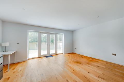 4 bedroom end of terrace house for sale, Maple Road, Redhill