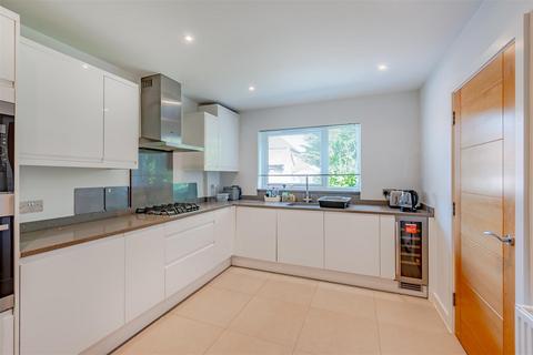 4 bedroom end of terrace house for sale, Maple Road, Redhill