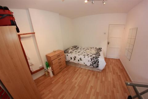 3 bedroom flat to rent, Darling Row, London E1