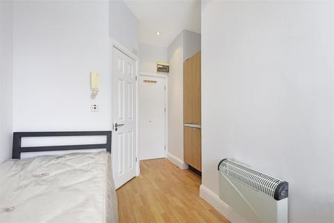 Studio to rent, Gunterstone Road, London W14