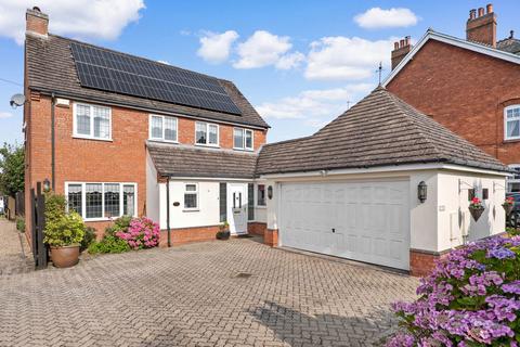 3 bedroom detached house for sale, Evesham Road, Redditch B96