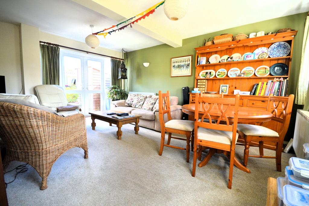 DSC 0041 sitting room.JPG