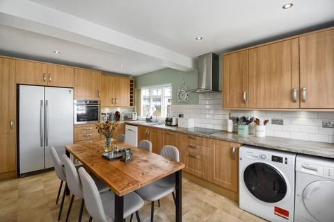 7 Border Close, Huddersfield, HD3 3GR
