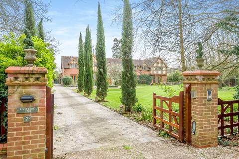 5 bedroom detached house to rent, Southlea Road, Datchet, Berkshire