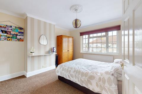 10 Central Avenue, Gravesend, DA12 5AD