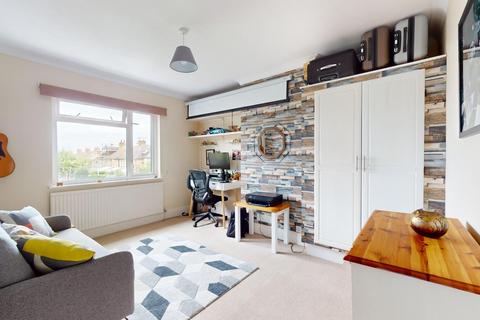 10 Central Avenue, Gravesend, DA12 5AD