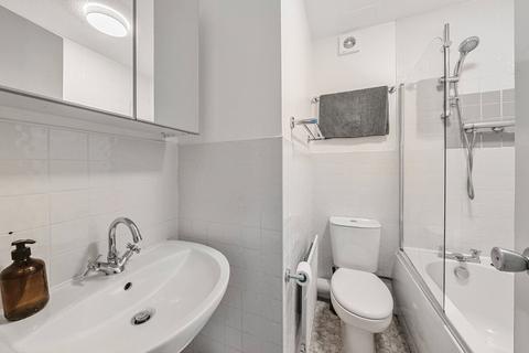 32 Chatfield Drive, Guildford, GU4 7XP