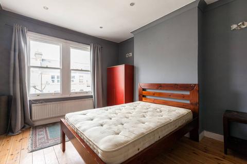 2 bedroom flat to rent, Sandmere Road, Clapham North, London, SW4