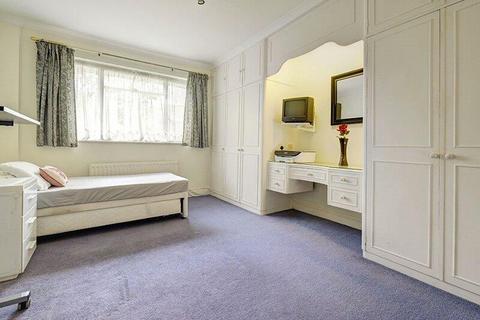 2 bedroom flat for sale, Regents Court, Stonegrove, Edgware HA8