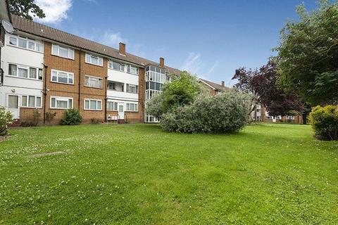 2 bedroom flat for sale, Regents Court, Stonegrove, Edgware HA8