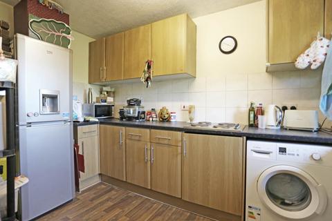 1 bedroom flat to rent, Bawdsey Avenue, Farmview Court, Ilford, IG2