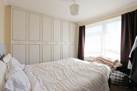 1 bedroom flat to rent, Bawdsey Avenue, Farmview Court, Ilford, IG2