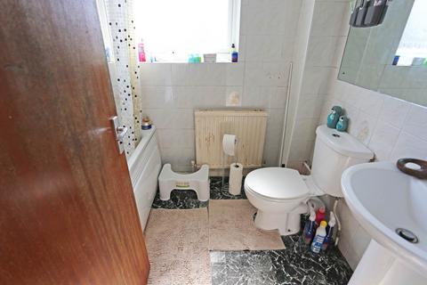 1 bedroom flat to rent, Bawdsey Avenue, Farmview Court, Ilford, IG2