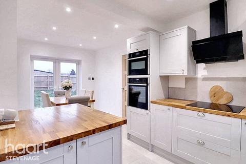 7 Spreckley Close, Henlow, SG16 6HY