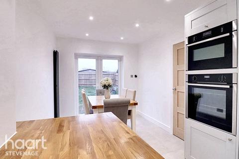 7 Spreckley Close, Henlow, SG16 6HY