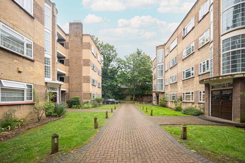 2 bedroom flat for sale, Poynders Court, Balham, London, SW4