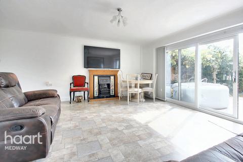 192 Avery Way, Allhallows, Rochester, ME3 9QJ