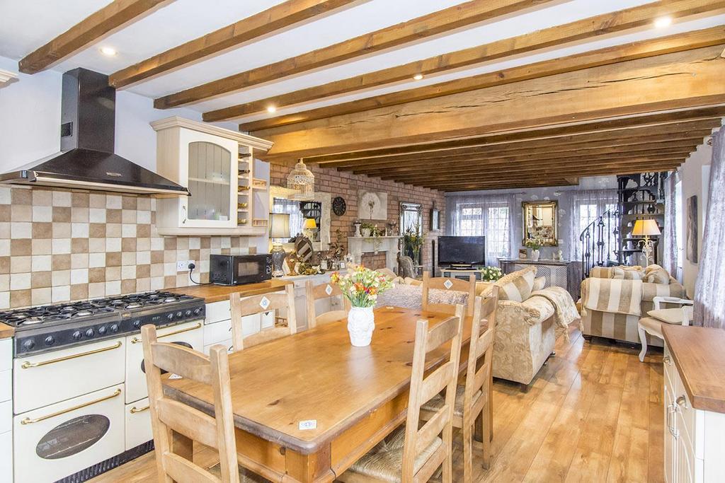 Kitchen/Dining Area