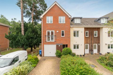 3 bedroom end of terrace house for sale, Brook Avenue, Ascot