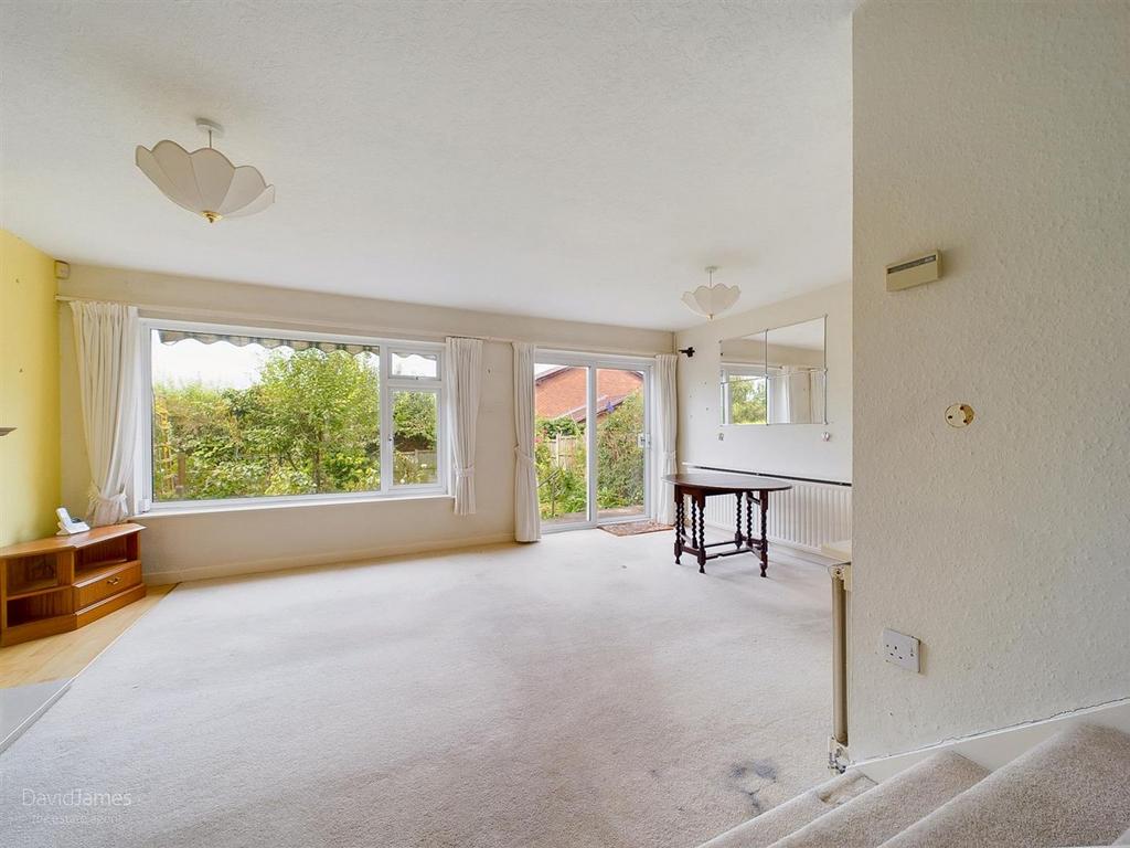 Lounge/Dining Area