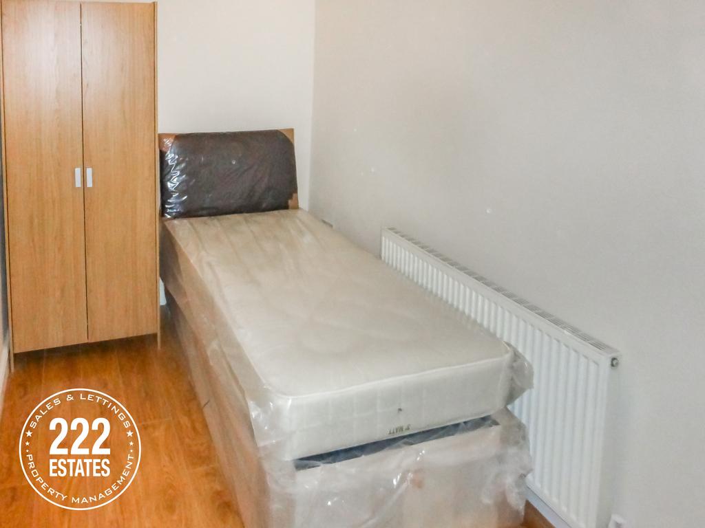 Room 7 Winwick Road 1 bed in a house share to rent £450 pcm (£104 pw)