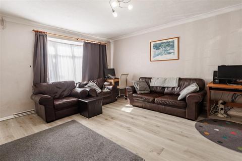 4 Pakes Way, Theydon Bois, Epping, CM16 7NA