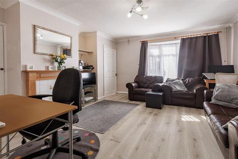 4 Pakes Way, Theydon Bois, Epping, CM16 7NA