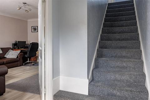 4 Pakes Way, Theydon Bois, Epping, CM16 7NA
