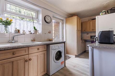 4 Pakes Way, Theydon Bois, Epping, CM16 7NA