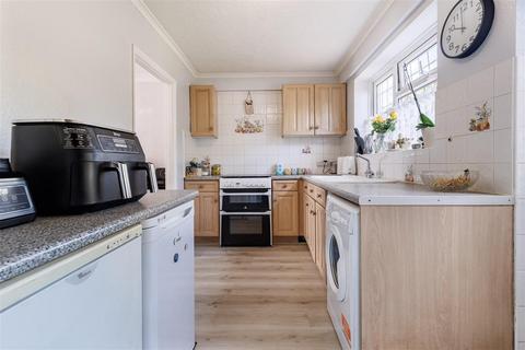 4 Pakes Way, Theydon Bois, Epping, CM16 7NA