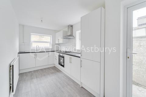 2 bedroom terraced house to rent, Moselle Avenue, Wood Green, London