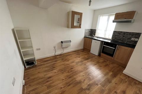 Studio to rent, Clockhouse Lane, Collier Row