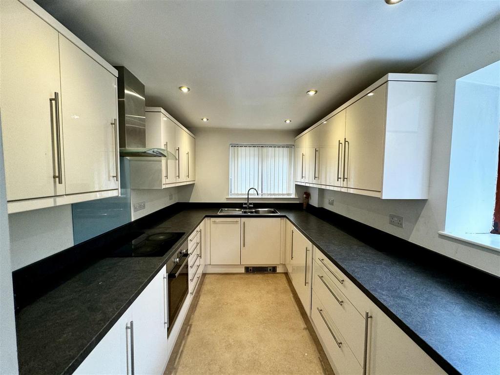 Modern fully fitted kitchen