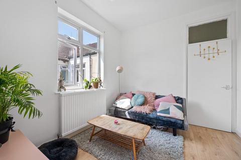 2 bedroom flat for sale, Nightingale Road, London, E5