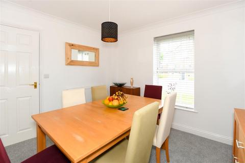 11 Lacock Gardens, Hilperton, Trowbridge, BA14 7TF