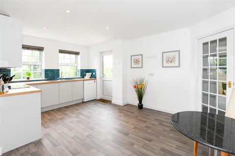 11 Lacock Gardens, Hilperton, Trowbridge, BA14 7TF