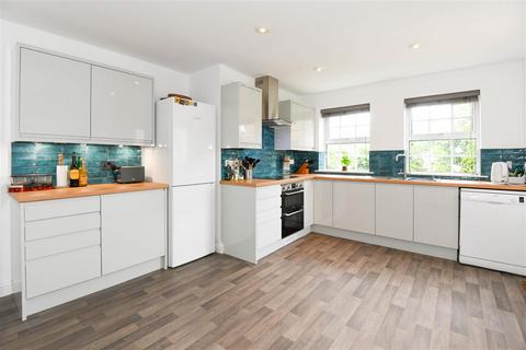 11 Lacock Gardens, Hilperton, Trowbridge, BA14 7TF