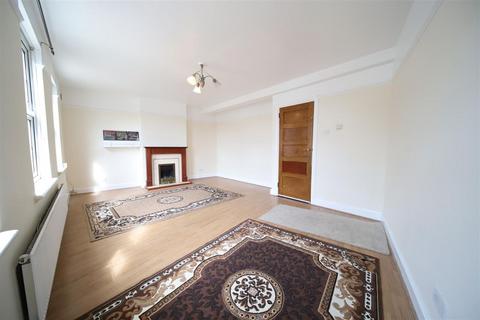 3 bedroom apartment to rent, Hampden Square, London N14