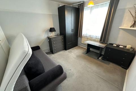 2 bedroom apartment to rent, St. Margarets Lodge, Castle Close - W3