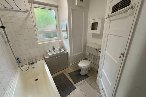 2 bedroom apartment to rent, St. Margarets Lodge, Castle Close - W3