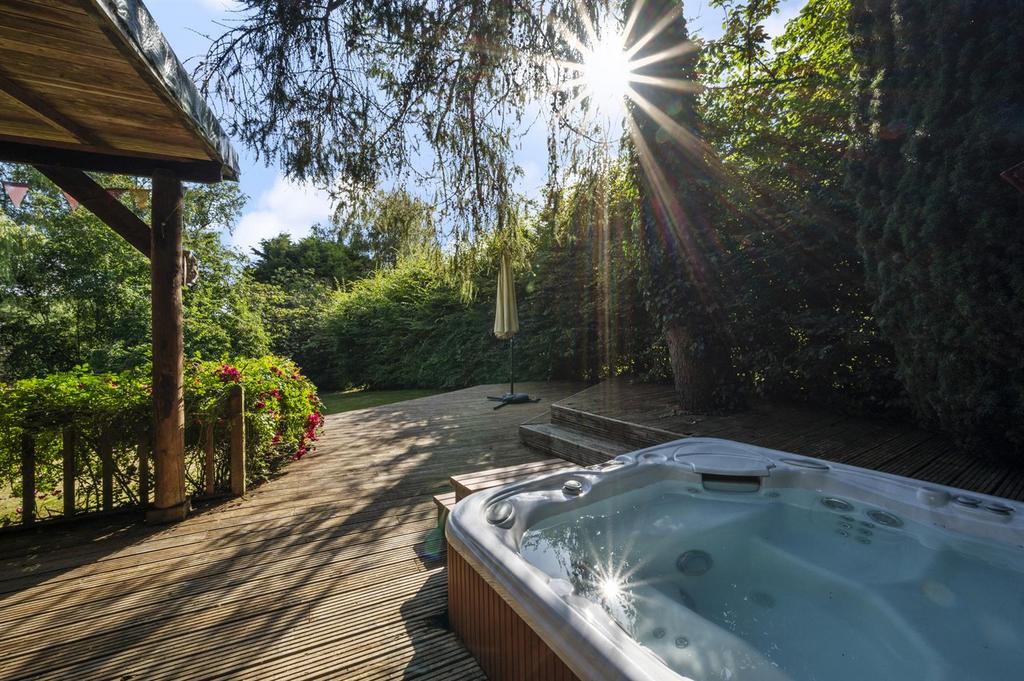 Hot tub and verandah.jpg